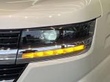 【LEDヘッドライト】悪天候や夜間走行時も良好な視界を確保し安心して運転できる高輝度LEDヘッドライトを装備!点灯速度が早く、消費電力も抑えられています。