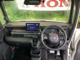 ご覧のように、視界が広く運転しやすいように設計されています。また、フルオートエアコンで快適です。