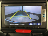リバースギアに入れるだけで後方の表示へ切り替わります。夜間や雨の日の駐車も楽になりますよ。