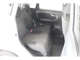 後席シートは分割可倒式。乗せる荷物や乗車人数に合わせて片側ずつ倒すことが出来ます。