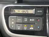 【オートエアコン】一度お好みの温度に設定すれば、車内の温度を検知し風量や温度を自動で調整。暑い&hellip;寒い&hellip;と何度もスイッチ操作をする必要はありません。快適な車内空間には必須の機能ですね♪