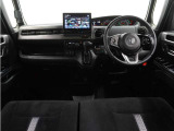 ◆視界広々で非常に運転しやすくロングドライブでも疲れを感じさせないすっきりとまとまったインパネ周りです。