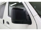 ミラーは電動格納ミラーです。ミラーを閉じて入る立体駐車場などでは、有ると便利な機能ですね。