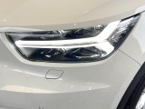 【LEDヘッドライト】明るく眩しいハイビームを先行車や対向車に照射しないオートハイビームを備えたLEDヘッドライト。北欧神話に登場するトールハンマーをモチーフにした、一目でボルボとわかるデザイン。