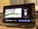 リバースギアに入れるだけで後方の表示へ切り替わります。夜間や雨の日の駐車も楽になりますよ。