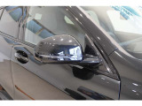 LEDウインカーとカメラを内蔵。スタイリッシュなデザインに、安全運転を支える機能を備えます。