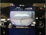フロントビューカメラが捉えた映像は、車両前方だけでなく、運転席からは見えない左右のエリアもしっかり確認可能。視界を広げ、安全性を向上させます。