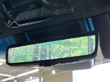 【デジタルインナーミラー】後席の大きな荷物や同乗者で後方が確認しづらい時でも安心!カメラが撮影した車両後方の映像をルームミラー内に表示。クリアな視界で状況の確認が可能です!