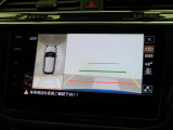 ギアをリバースに入れると車両後方の映像を映し出します。画面にはガイドラインが表示され、車庫入れや縦列駐車などの際に安全確認をサポートします。