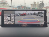360&deg;ビューモニターは前後左右に取り付けられた4つのカメラを使い、上空から見たような疑似画面を作り、駐車をサポート致します。シーンに応じてフロントワイドモニターやサイドモニターなど、切り替え可能です!