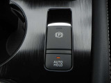 オートブレーキホールドは、ブレーキペダルを踏んで停車すると、ブレーキペダルから足を離してもクルマがブレーキ力を維持。ペダルを踏み続けることによる足の疲れを緩和します。