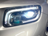 ●LEDヘッドライト:夜間走行時も良好な視界を確保し安心して運転できる高輝度LEDヘッドライトを装備!点灯速度が早く、消費電力も抑えられています。