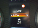 【VDC】滑りやすい路面などでのハンドル操作で車両が横滑りしそうになると、ブレーキおよびエンジン出力を制御し車両の安定性を向上させる。