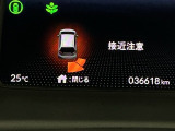 パーキングセンサーシステムは走行中に障害物が迫ると音と表示でお知らせ、低速走行時時の安心感を高めます