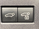 【パワーバックドア】スマートキーや運転席のボタンを押すだけでリアゲートが自動で開閉します!荷物を持っている時や、高い位置にあるバックドアを閉める際に便利な機能です♪
