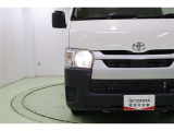 存在感のあるヘッドライトは暖色系で対向車にも優しい光のハロゲンです。周囲の明るさを感知して点灯・消灯するオートライト搭載。オートハイビームも搭載していますので面倒なヘッドライトの切替えは不要です。