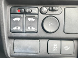 運転席右側に電動スライドドアのスイッチや電動格納ミラーのスイッチ等がついています。