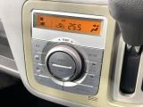 【オートエアコン】一度お好みの温度に設定すれば、車内の温度を検知し風量や温度を自動で調整。暑い&hellip;寒い&hellip;と何度もスイッチ操作をする必要はありません。快適な車内空間には必須の機能ですね♪