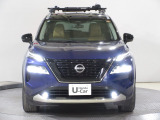ハロゲンより明るく、より遠くまでさらなる安心感のあるLEDヘッドライトを採用。照射軸の上下方向を自動調整するオートレベリング機構、点灯忘れも防止できるオートライトコントロール機構付きです。