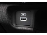 助手席側にも充電専用のUSB差込口を備えています!