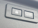 【パワーバックドア】スマートキーや運転席のボタンを押すだけでリアゲートが自動で開閉します!荷物を持っている時や、高い位置にあるバックドアを閉める際に便利な機能です♪