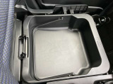助手席にはアンダートレイも備えちょっとした収納に便利です。