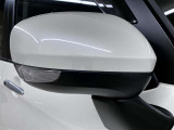サイドターンランプ付きドラミラーは右折・左折時に車や歩行者等からの視認性を確保します。