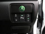 【シティブレーキアクティブシステム】低速走行時、自車が前方の車両のほぼ真後ろから追突する恐れがある時、運転者のブレーキ操作を支援、衝突回避を支援したり衝突の衝撃を軽減する装置です。