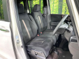 運転席まわりには十分なスペースがあり、大柄な方でもゆったり運転していただける環境です。
