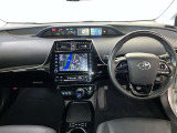 運転席周りのレイアウトをご覧ください。ナビゲーションが綺麗に装着されすっきり収まってますね!