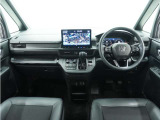 ◆視界広々で非常に運転しやすくロングドライブでも疲れを感じさせないすっきりとまとまったインパネ周りです。