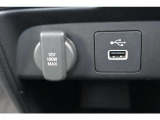 USBソケットがついていますのでコードを繋げばスマートフォンなどの充電が出来ます!