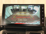 【バックモニター】 駐車時に車両後方の様子を見ることができるので、運転の不安を軽くします。