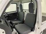 厚みがあって、座り心地のいいシート。運転席も助手席もリラックスしてゆったりと座れます♪