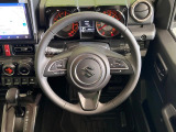 インテリアに合わせたデザインのステアリングは、運転される方のことも考え、運転しやすい形状、大きさです。是非一度、実際に触ってお確かめください。