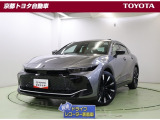 セダンとSUVを融合させた斬新なスタイルの【クラウンクロスオーバー】HV・4WD。洗練されたスタイルはどんな場所にも馴染みます。この車は車検整備付です。当社にて車検整備後のご納車となります。