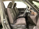 女性でも運転がしやすいように、シートの高さ調整機能(シートリフター)がついています。広い足元にゆったり座れるシートには肘掛も装備しており長距離の運転でも疲れにくいシートです。