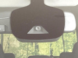 【エマージェンシーブレーキ】走行中に前方の車両等を認識し、衝突しそうな時は警報とブレーキで衝突回避と被害軽減をアシスト。より安全にドライブをお楽しみいただけます。