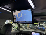 後席大型天吊モニター付きです。後付けも出来る場合がありますが、最初からついているこの物件はうれしいですね。