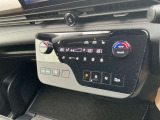 先進的なデザインのタッチパネル式オートエアコンは運転席、助手席、後席で別々の温度設定が出来るので快適なドライブを楽しめます。