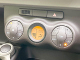 【オートエアコン】一度お好みの温度に設定すれば、車内の温度を検知し風量や温度を自動で調整。暑い&hellip;寒い&hellip;と何度もスイッチ操作をする必要はありません。快適な車内空間には必須の機能ですね♪