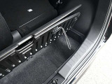ラゲッジボードの下にも御覧のような収納が有ります。