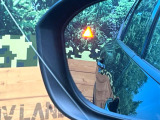 【後方車輛検知】走行中、ドアミラーの死角になりやすい箇所に後続車が接近するとサイドミラー付近に警告を表示、ドライバーに注意喚起をしてくれます。
