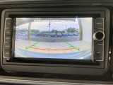 ギアをリバースに入れると車両後方の映像を映し出します。画面にはガイドラインが表示され、車庫入れや縦列駐車などの際に安全確認をサポートします。