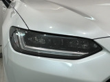 LEDヘッドライトは、点灯の瞬間から最大光量を発揮し、突然暗くなるトンネルなどでの安定感を高めます。