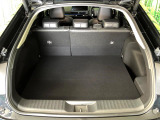 積み下ろしのしやすいデッキにはたっぷりと荷物を積み込んでいただけます。遊びから仕事まで、様々なシーンで頼れます♪