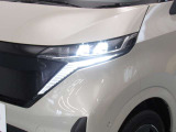 夜間走行の様々な局面に向けて、LEDヘッドランプで視認性をしっかり確保☆ハロゲンヘッドランプのおおよそ2倍の光量で、広範囲に明るくドライバーをサポートしてくれます。