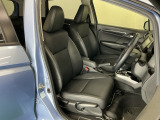 フロントは運転席と助手席が別々の広々としたセパレートシート、運転席は高さを調整できるハイトアジャスター付きでちょうどいいドライビングポジションに調整できます