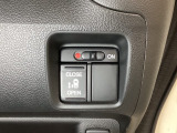 左側電動スライドドアは運転席からでも操作ができるように、ハンドル付近に開閉の操作スイッチが付いています。