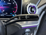 ステアリングボタンは、使いやすいデザインでございます。ステアリング付近のレバーや、ステアリングボタンで追従機能の操作も可能でございます。
